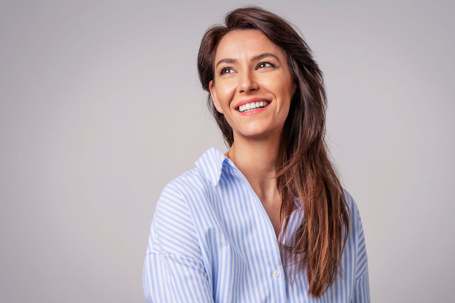 Smiling young woman with wavy hair.